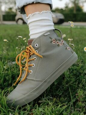 BANGS UNISEX FLORAL HIGH TOP SNEAKERS WITH EMBROIDERED FLOWERS WOMEN'S 9 MEN 7.5